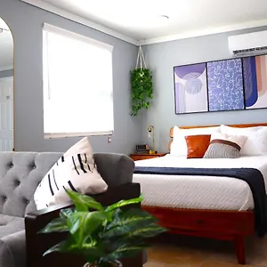 https://studio-suite-close-to-airport.hotelstampa.org
